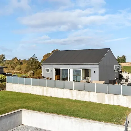 2 Bedroom Cozy In Bjert * Bjert Strand