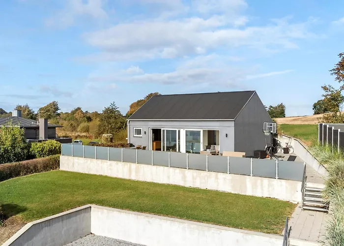 2 Bedroom Cozy In Bjert * Bjert Strand